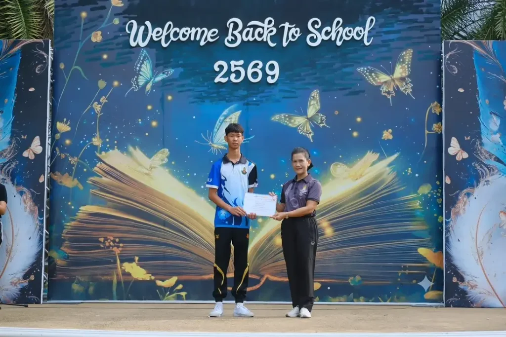 สาระฯคณิตศาสตร์ คว้าถ้วยรางวัลรองชนะเลิศ ระดับประเทศ กับคะแนนรวมโรงเรียนสูงสุด 8