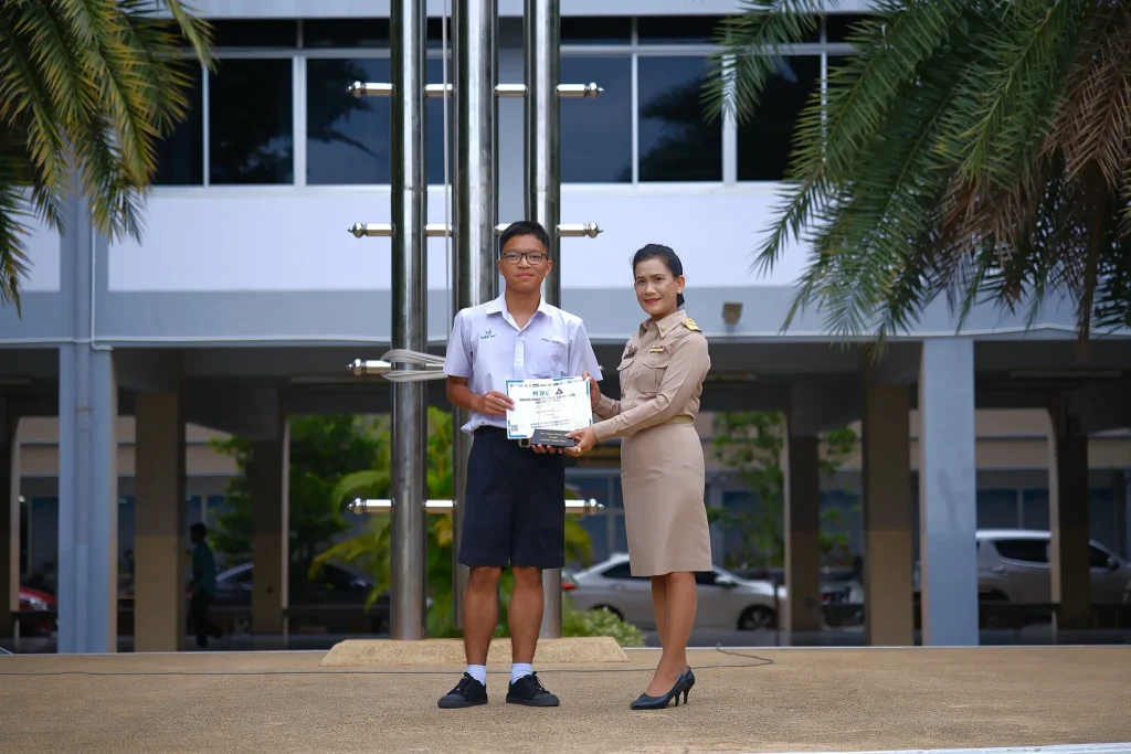 ทีมหุ่นยนต์ คว้ารางวัลชนะเลิศ และตั๋วตัวแทนประเทศไทยไปแข่งขัน ณ กรุงปักกิ่ง ประเทศจีน line album กิจกรรมหน้าเสาธง 8 มิ.ย. 2569 260609 7