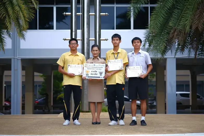 นายสรวิชญ์ โฉลกดี คว้าตั๋วเป็นตัวแทนประเทศไทย เข้าร่วมการแข่งขันหุ่นยนต์ ROBOTCHALLENGE 2026 ณ กรุงปักกิ่ง ประเทศจีน เดือนสิงหาคมนี้ s 162693140 0 ezgif.com resize