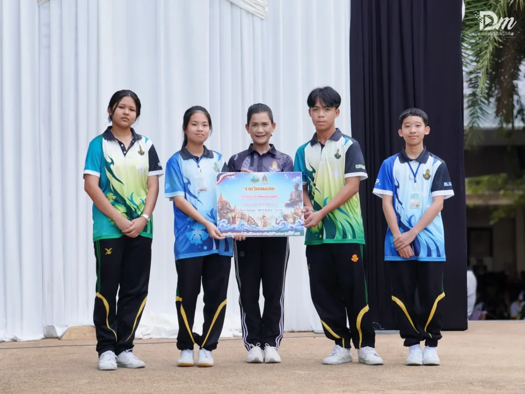 กลุ่มสาระภาษาไทย คว้ารางวัลชนะเลิศ การแข่งขันงานมหกรรมวันสุทนภู่กวีโลก ครั้งที่ 55 ประจำปี 2569 dsc01840 ezgif.com resize