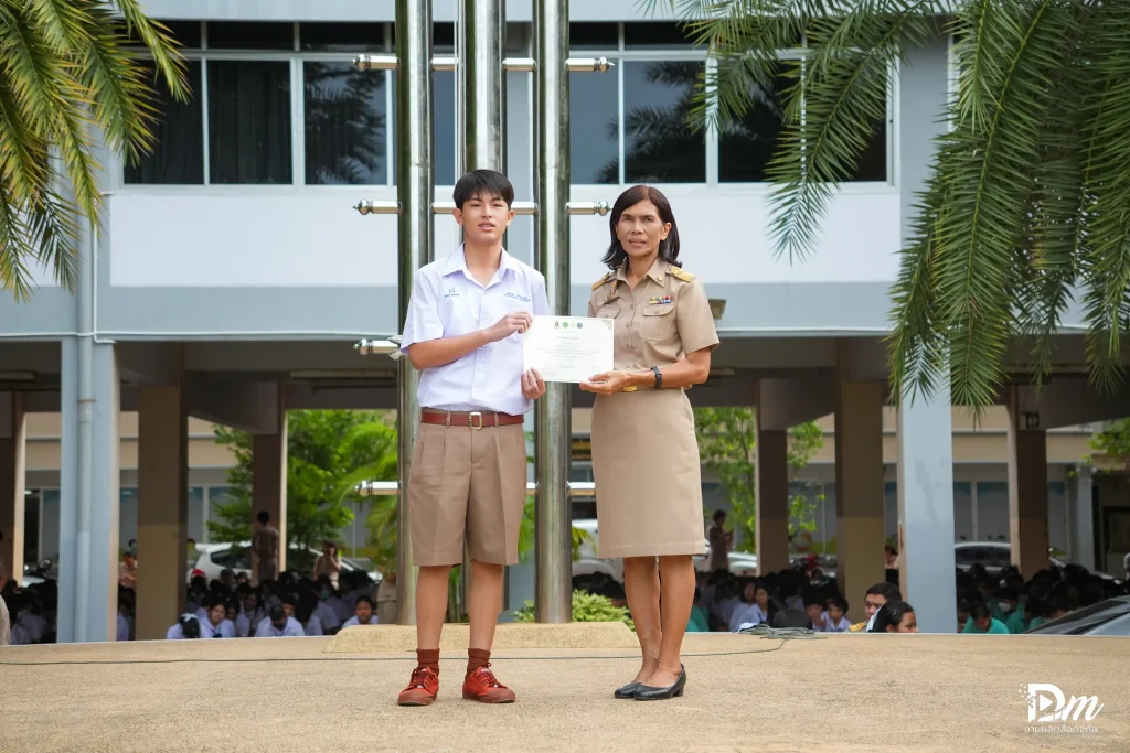 รางวัลการประกวดเยาวชนต้นแบบด้านมารยาทไทย และตอบปัญหากฎหมาย dsc06615 ezgif.com resize