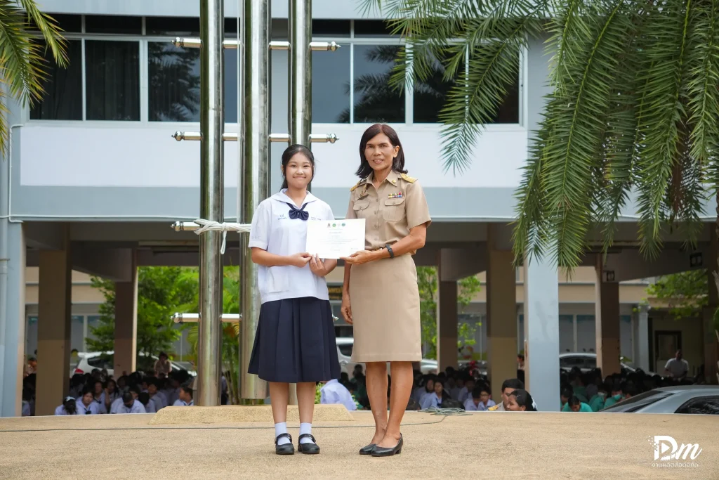 รางวัลการประกวดเยาวชนต้นแบบด้านมารยาทไทย และตอบปัญหากฎหมาย dsc06617 ezgif.com resize