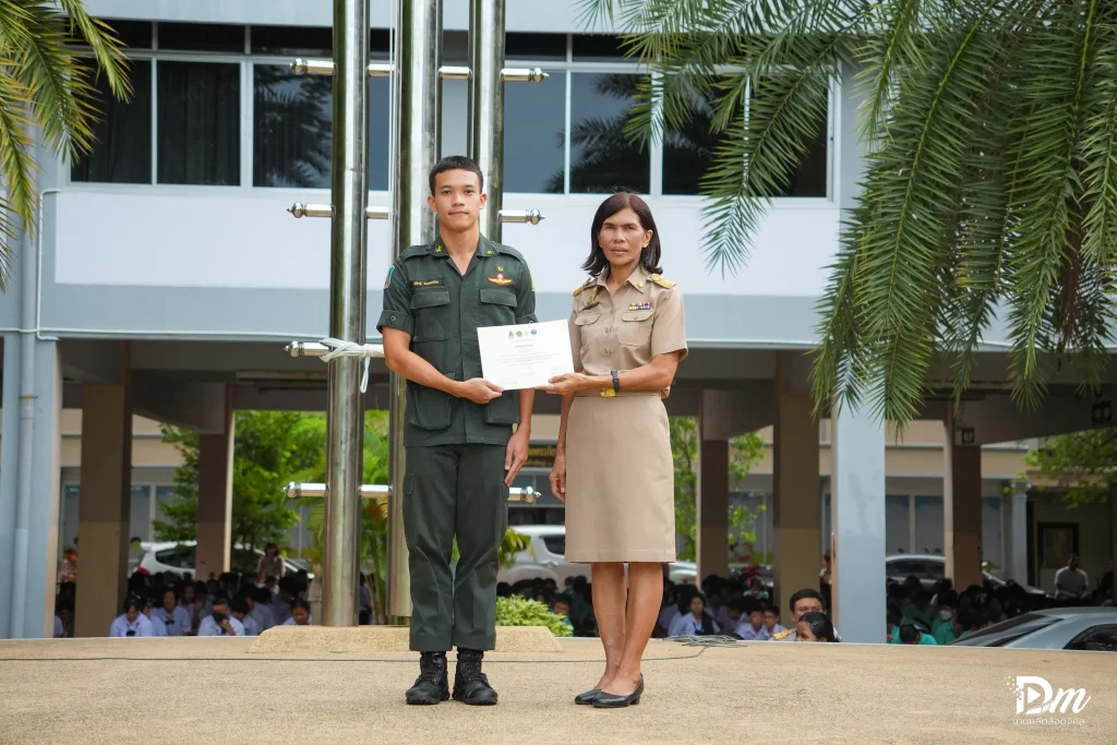 รางวัลการประกวดเยาวชนต้นแบบด้านมารยาทไทย และตอบปัญหากฎหมาย dsc06620 ezgif.com resize