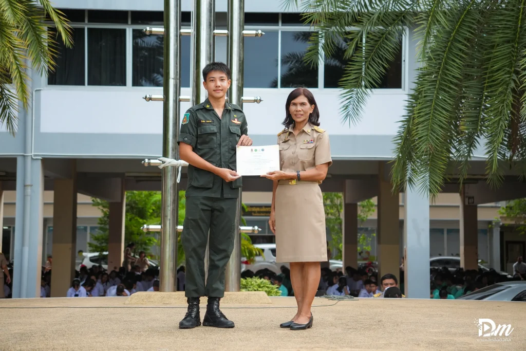 รางวัลการประกวดเยาวชนต้นแบบด้านมารยาทไทย และตอบปัญหากฎหมาย dsc06622 ezgif.com resize