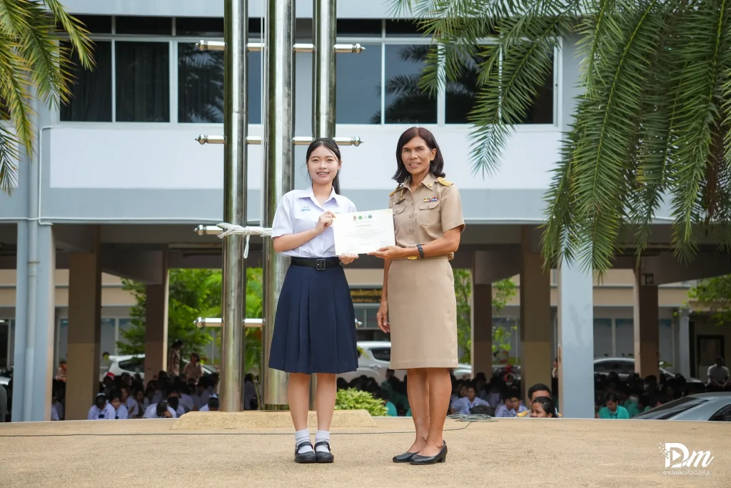 รางวัลการประกวดเยาวชนต้นแบบด้านมารยาทไทย และตอบปัญหากฎหมาย dsc06625 ezgif.com resize