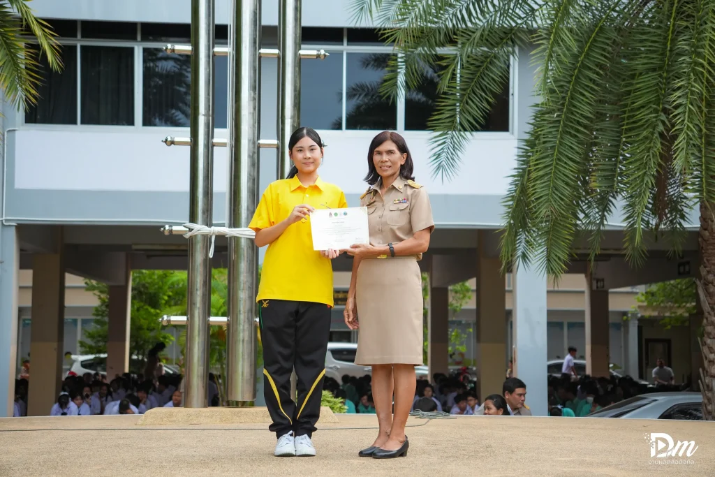 รางวัลการประกวดเยาวชนต้นแบบด้านมารยาทไทย และตอบปัญหากฎหมาย dsc06628 ezgif.com resize