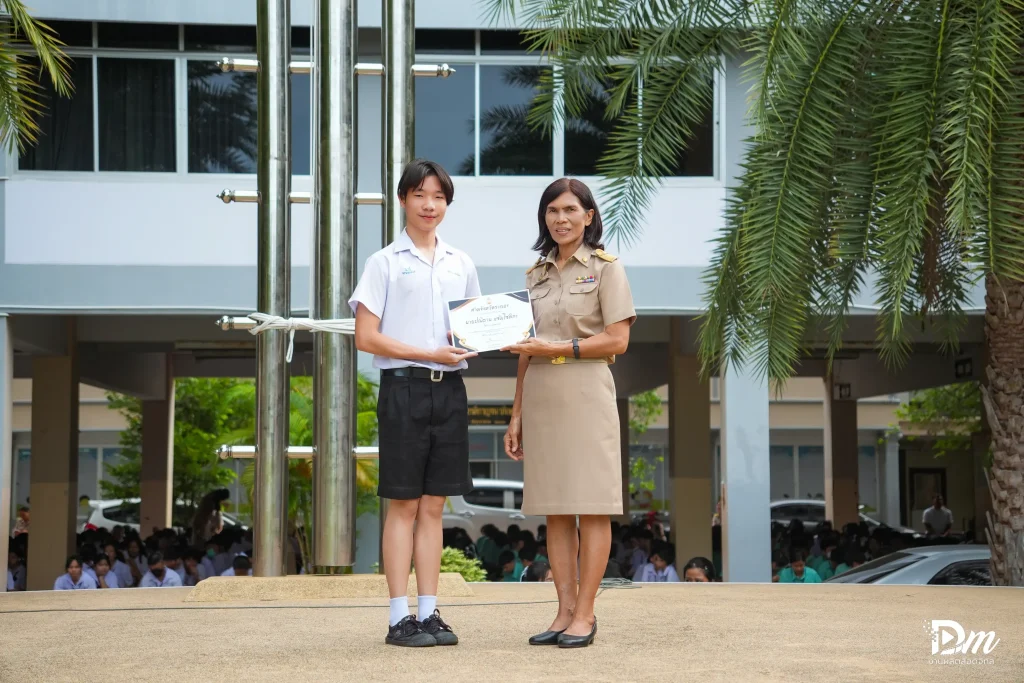 รางวัลการประกวดเยาวชนต้นแบบด้านมารยาทไทย และตอบปัญหากฎหมาย dsc06629 ezgif.com resize