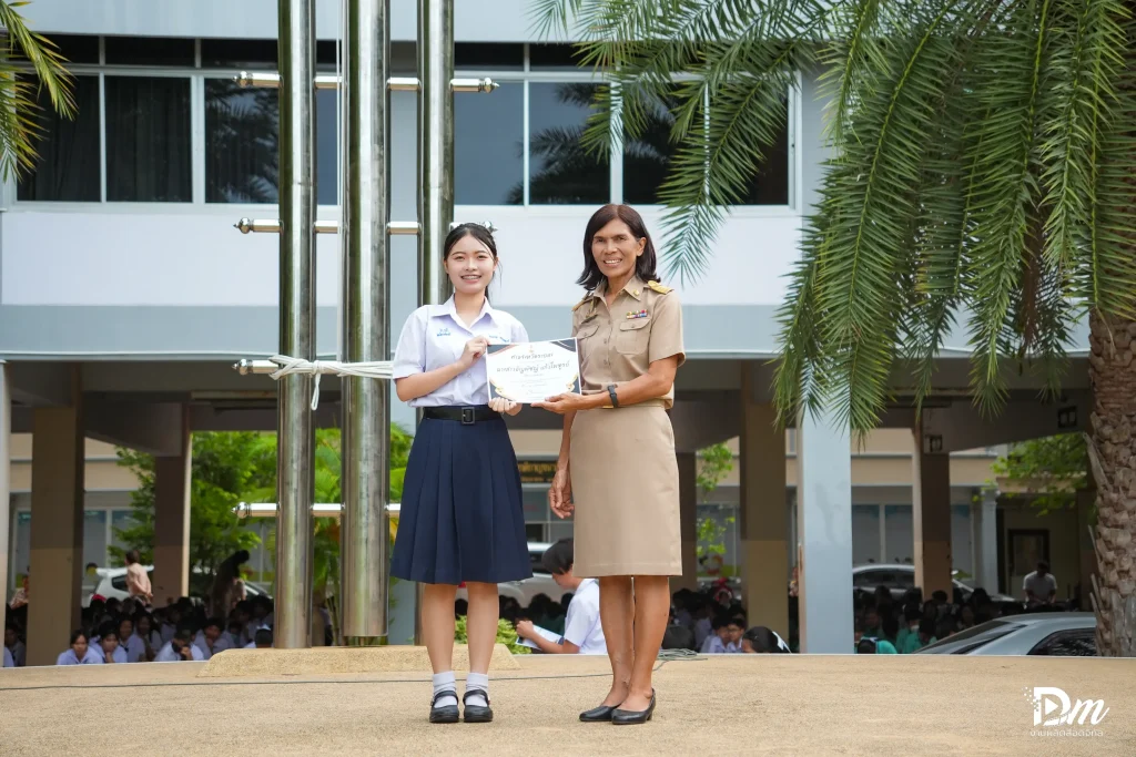 รางวัลการประกวดเยาวชนต้นแบบด้านมารยาทไทย และตอบปัญหากฎหมาย dsc06632 ezgif.com resize
