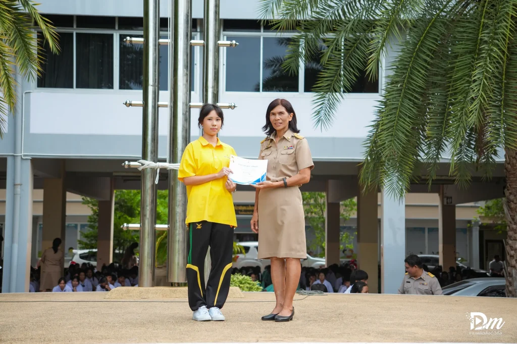 รางวัลการประกวดเยาวชนต้นแบบด้านมารยาทไทย และตอบปัญหากฎหมาย dsc06634 ezgif.com resize