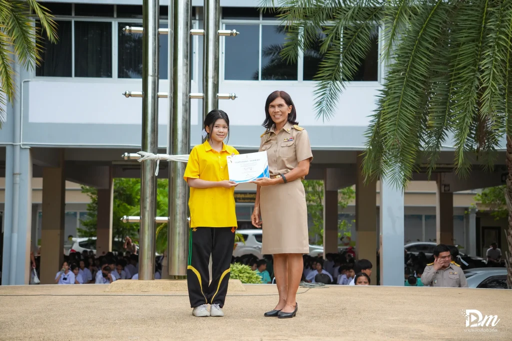 รางวัลการประกวดเยาวชนต้นแบบด้านมารยาทไทย และตอบปัญหากฎหมาย dsc06636 ezgif.com resize