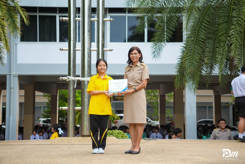 รางวัลการประกวดเยาวชนต้นแบบด้านมารยาทไทย และตอบปัญหากฎหมาย dsc06637 ezgif.com resize