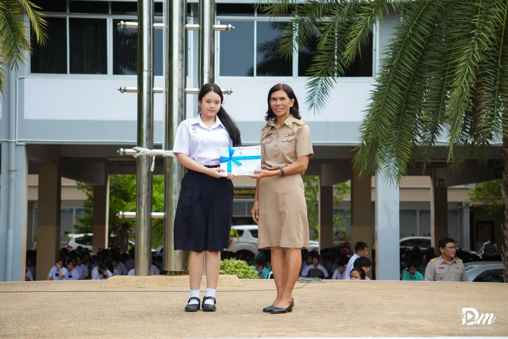 เกียรติบัตรนักเรียนผู้มีจิตสาธารณะช่วยงานกิจกรรมวันแม่แห่งชาติ dsc06639 ezgif.com resize