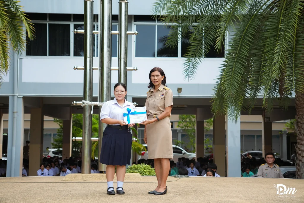 เกียรติบัตรนักเรียนผู้มีจิตสาธารณะช่วยงานกิจกรรมวันแม่แห่งชาติ dsc06642 ezgif.com resize