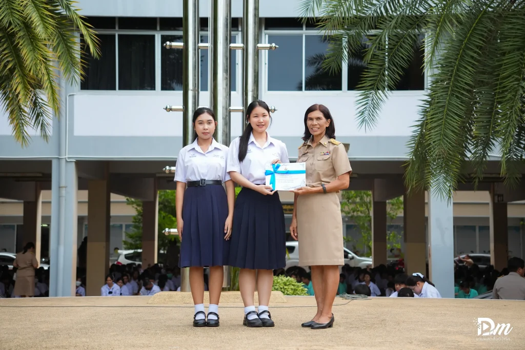 เกียรติบัตรนักเรียนผู้มีจิตสาธารณะช่วยงานกิจกรรมวันแม่แห่งชาติ dsc06643 ezgif.com resize