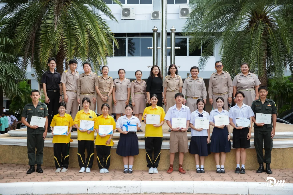 รางวัลการประกวดเยาวชนต้นแบบด้านมารยาทไทย และตอบปัญหากฎหมาย dsc06674 ezgif.com resize