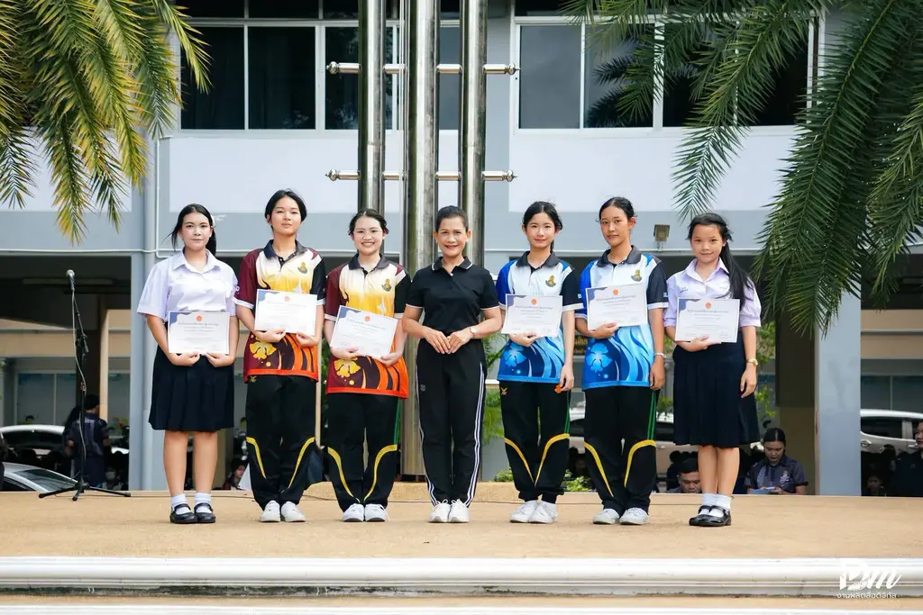 สังคมศึกษาฯ พานักเรียนคว้ารางวัล 4 เวทีการแข่งขัน 2