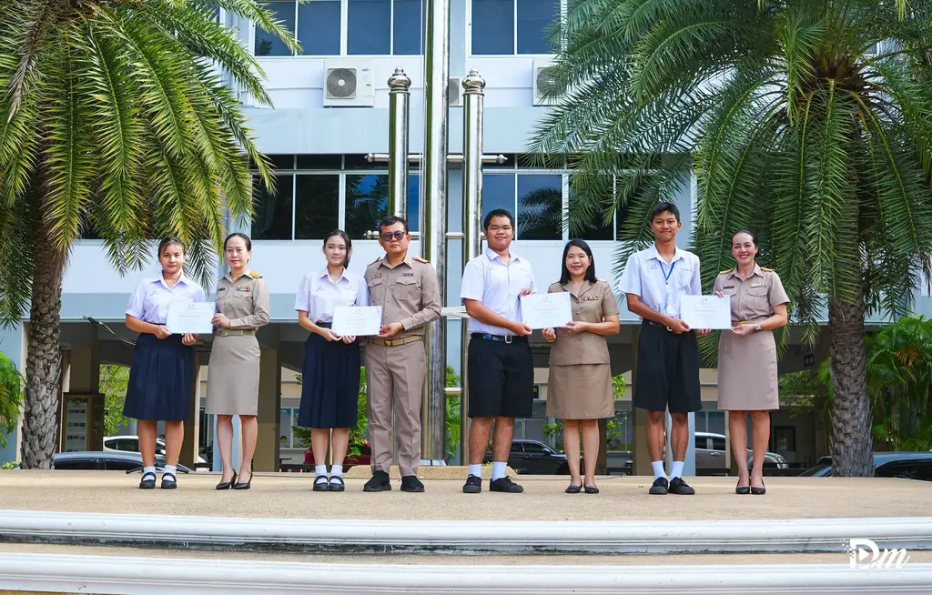 รางวัลงานสถานศึกษาสีขาว ปลอดยาเสพติดและอบายมุข 2 ezgif.com resize