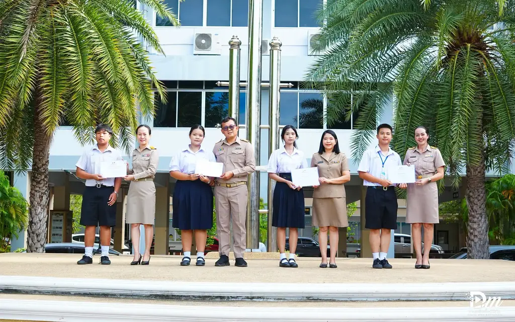 รางวัลงานสถานศึกษาสีขาว ปลอดยาเสพติดและอบายมุข 4 ezgif.com resize