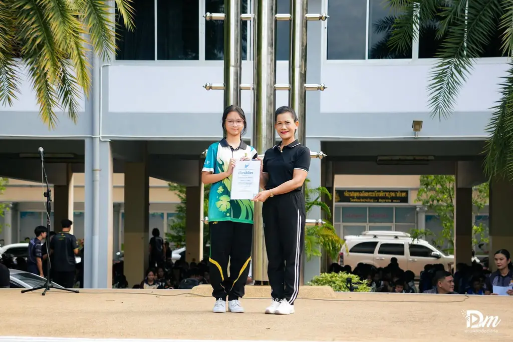 สังคมศึกษาฯ พานักเรียนคว้ารางวัล 4 เวทีการแข่งขัน 5