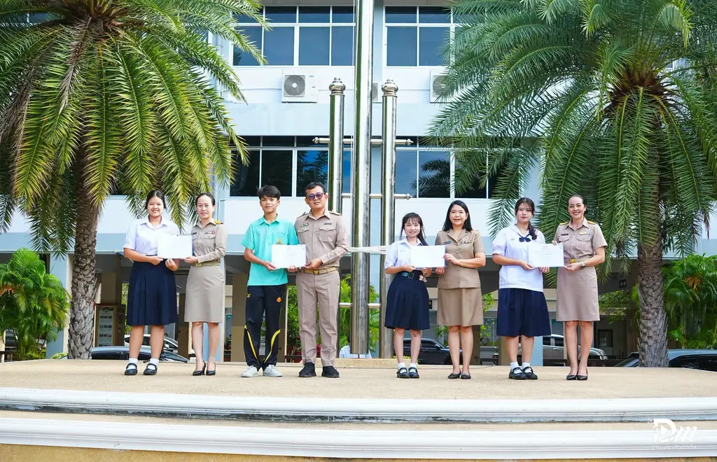 รางวัลงานสถานศึกษาสีขาว ปลอดยาเสพติดและอบายมุข 6 ezgif.com resize