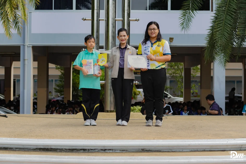 มอบรางวัลและเกียรติบัตรห้องเรียนสะอาดและประหยัดพลังงาน ประจำเดือนกรกฎาคม 2569 dsc02568 ezgif.com resize