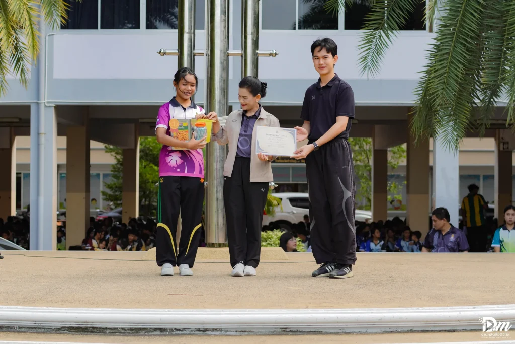 มอบรางวัลและเกียรติบัตรห้องเรียนสะอาดและประหยัดพลังงาน ประจำเดือนกรกฎาคม 2569 dsc02569 ezgif.com resize